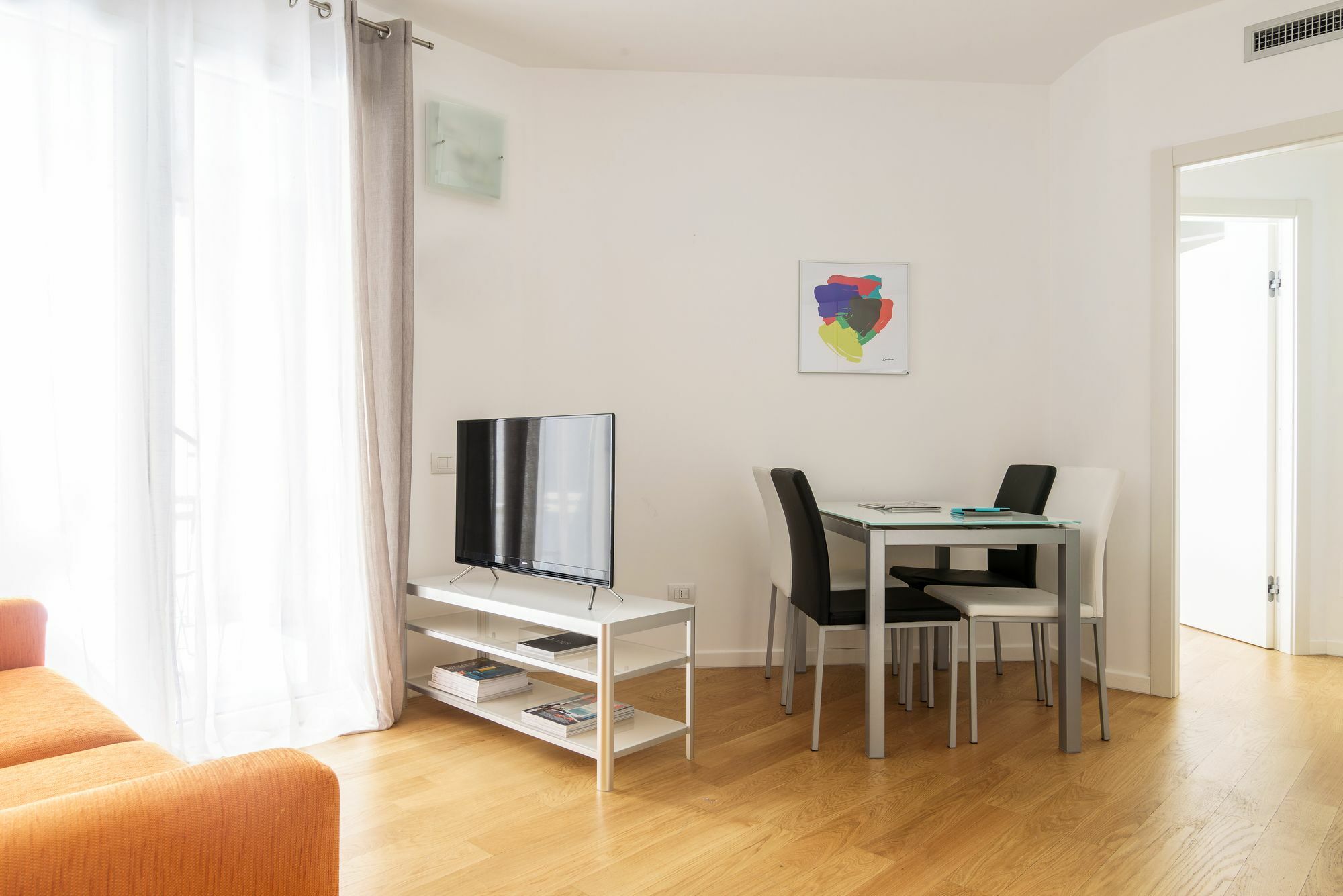 Joivy Sunny 1-Bed Flat With Balcony Appartement Milaan Buitenkant foto